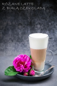Różane latte z białą czekoladą