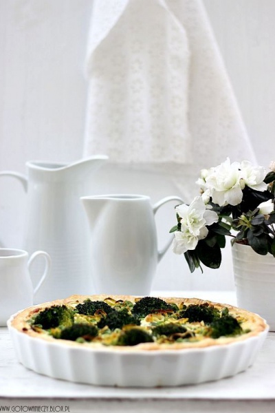 Wiosenna tarta z ricottą, groszkiem i brokułem