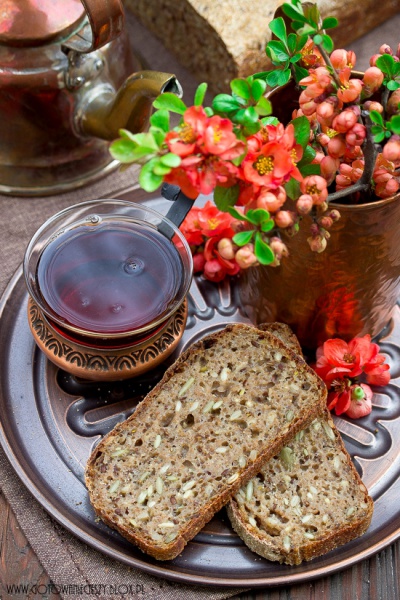 Chleb wieloziarnisty na zakwasie - przepis