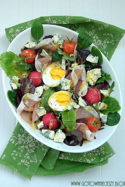 Wiosenna sałatka z jajkiem, gorgonzolą i szynką parmeńską