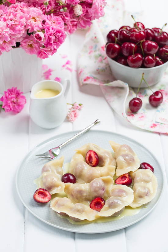 Pierogi z czereśniami i sosem z białej czekolady