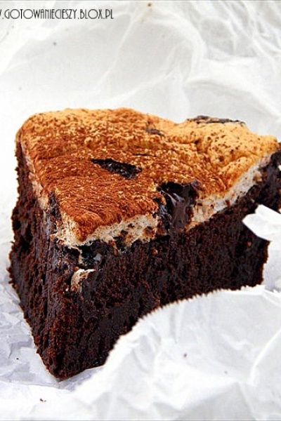 Bezmączne ciasto czekoladowe z bezą