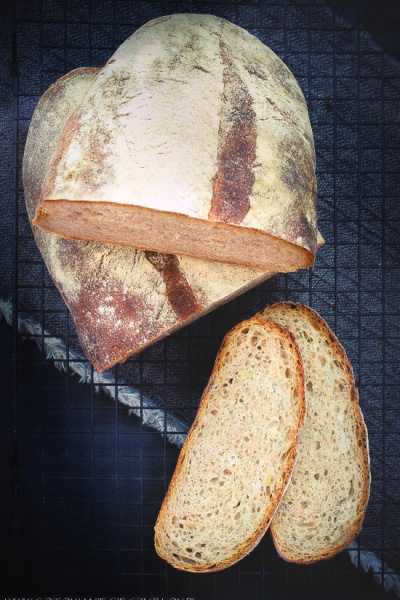 Chleb pszenny z oliwą i pieczonym czosnkiem