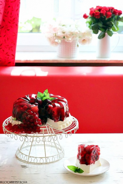 Śmietanowy deser z czerwonymi owocami